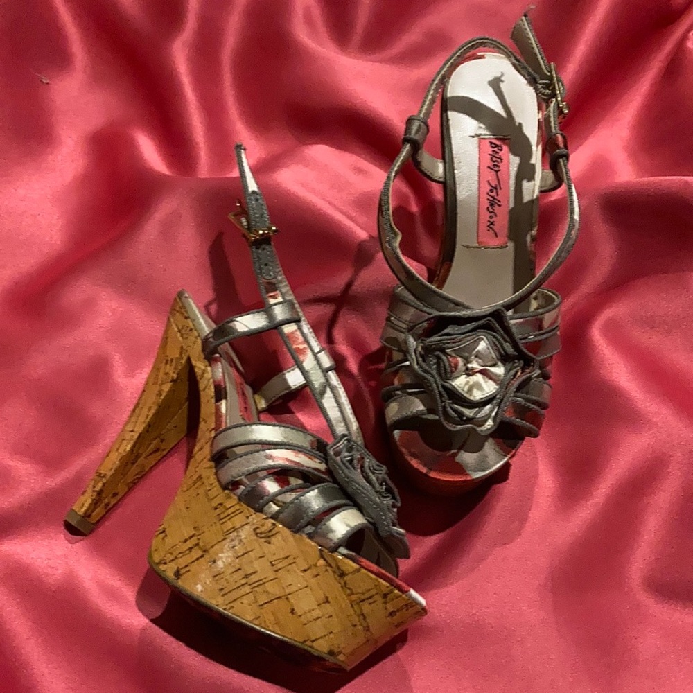 Floral Betsey Johnson sandals! NWOT 5.5 🌺🌸🌺